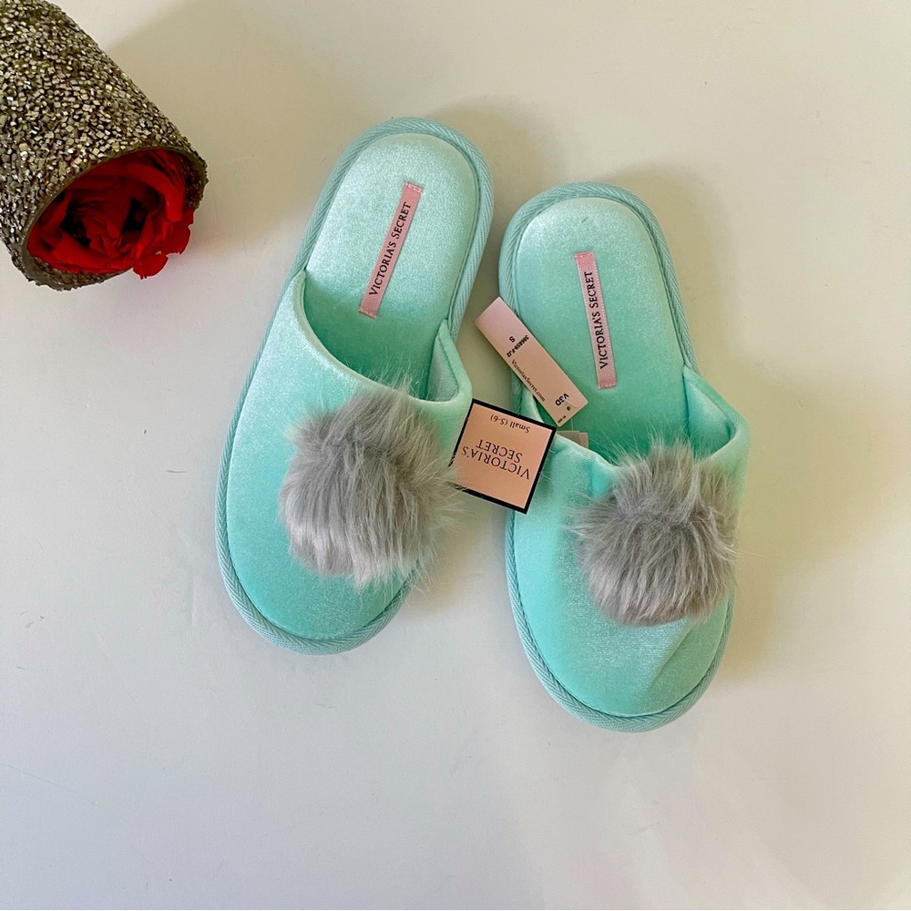 Victoria’s Secret Pom Pom Comfy Soft Slides Slippers Size Small (5-6) - Reemoly